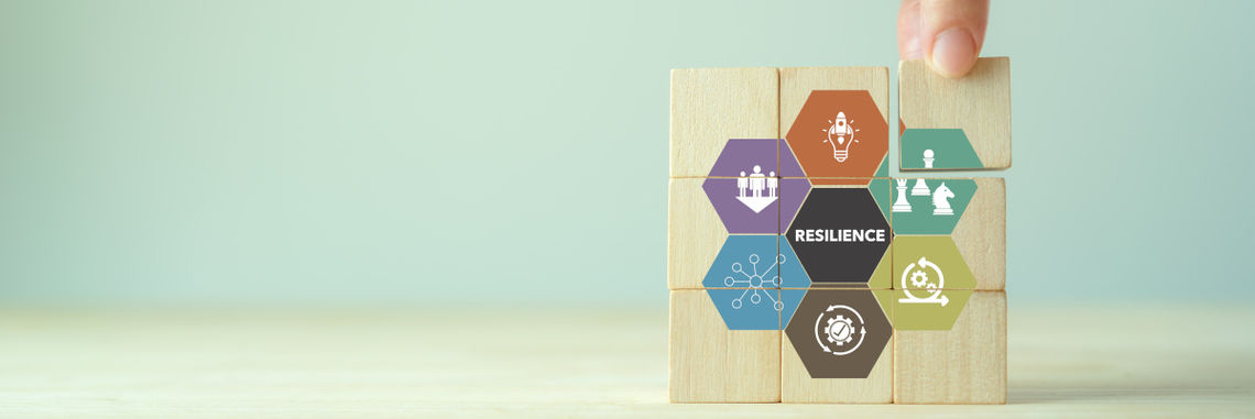 Symbolbild Faktoren der Resilienz AdobeStock 514596704 Bemalte Holzklötzchen Resilienzfaktoren