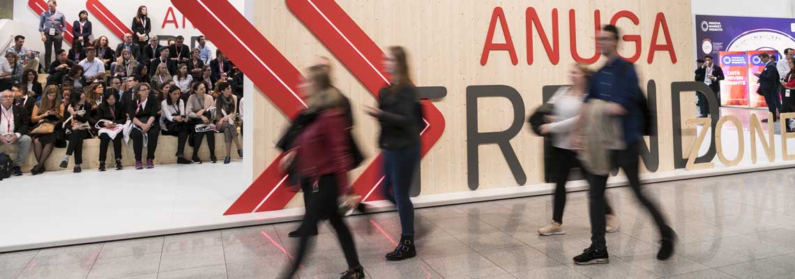 Besucher auf der Anuga 2019 vor Schriftzug Anuga Schriftzug Aunga mit Besuchern. Bild: Kölnmesse