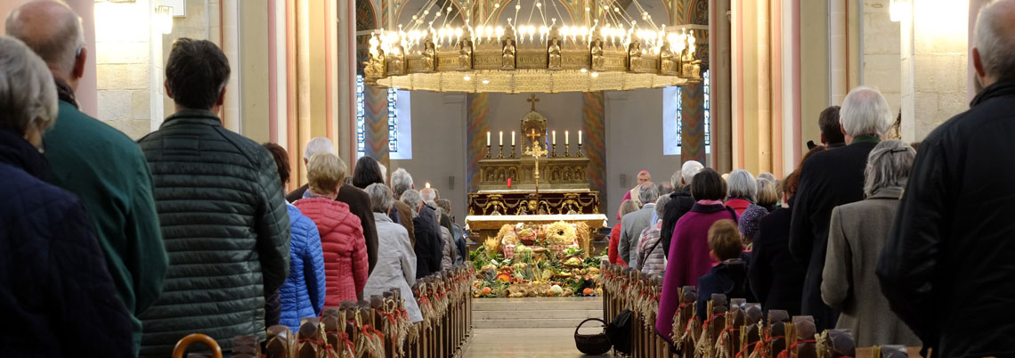 Blick durch Kirchenschiff zum Erntedankaltar