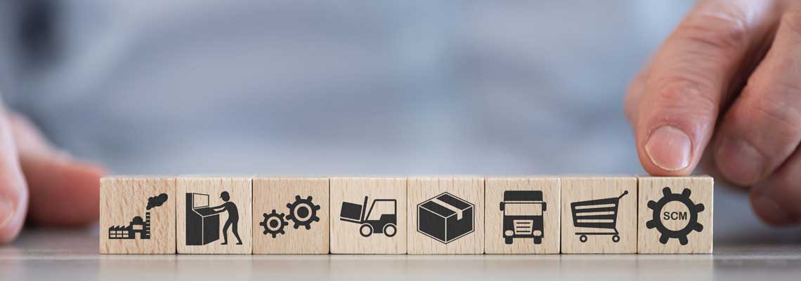 AdobeStock_404770796 Symbolbild Hand sortiert Icons auf Holzklötzchen