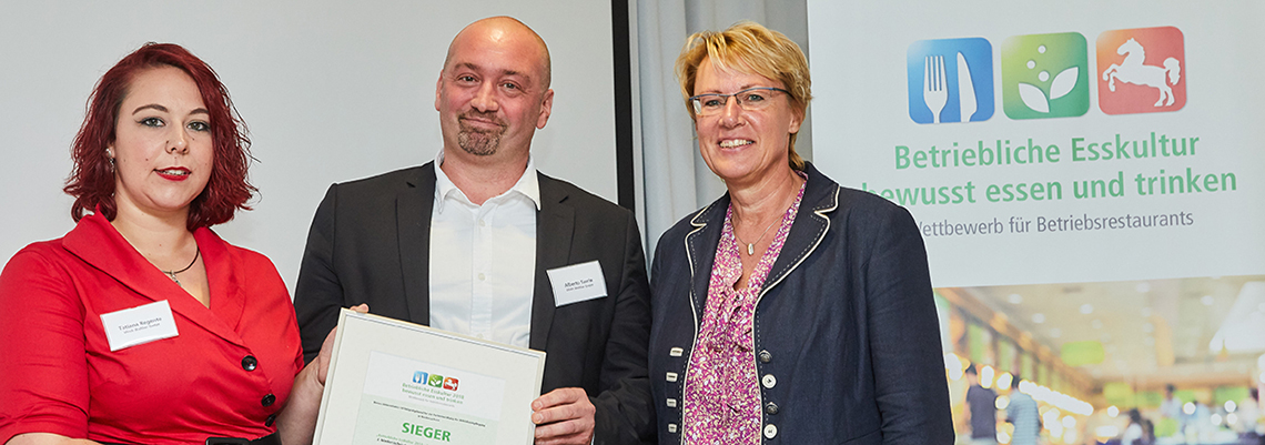 Tatjana Regente und Alberto Turrin vom Frische-Bistro der Firma Lebensbaum – Ulrich Walter GmbH mit Ministerin Barbara Otte-Kinast, Foto: Wyrwa wettbewerb-betriebliche-esskultur-lebensbaum-otte-kinast