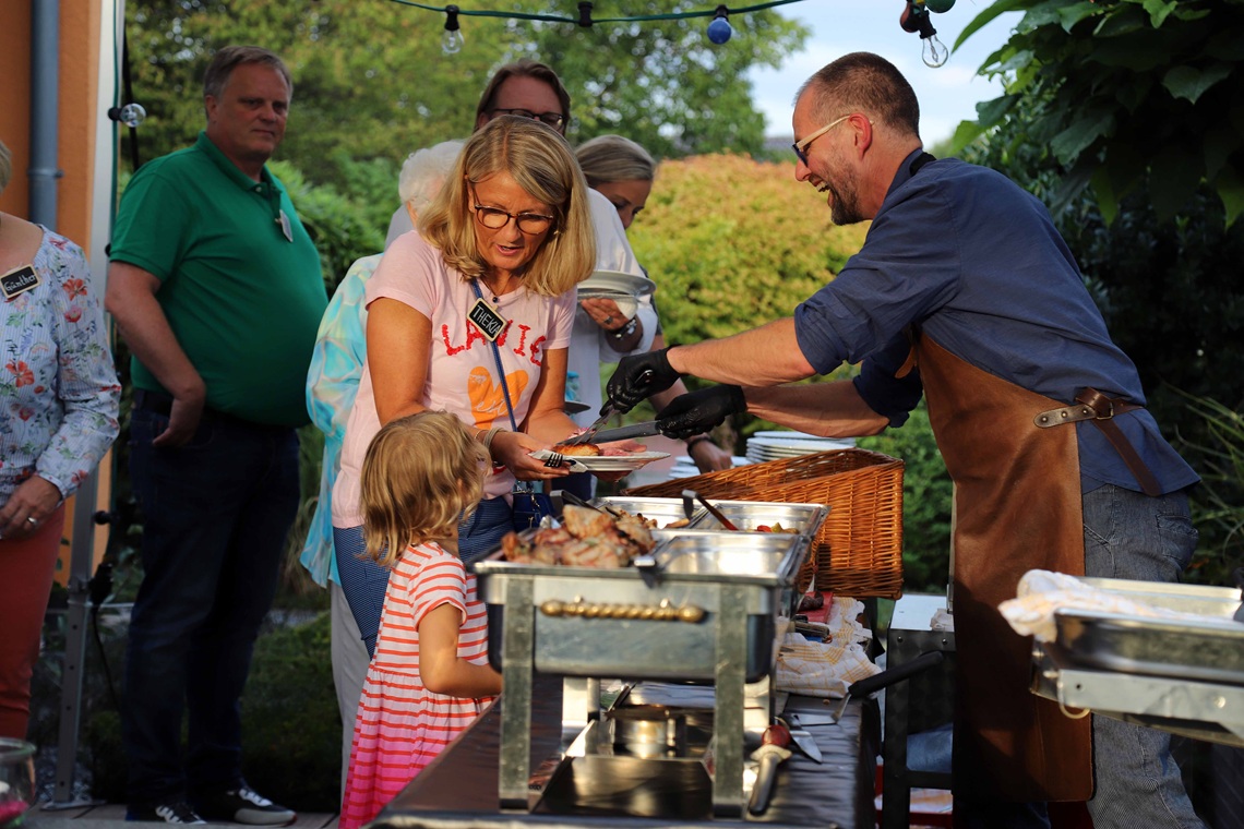 Partyservice Feischerei Soestmann Einige Menschen haben Spass beim Grillen